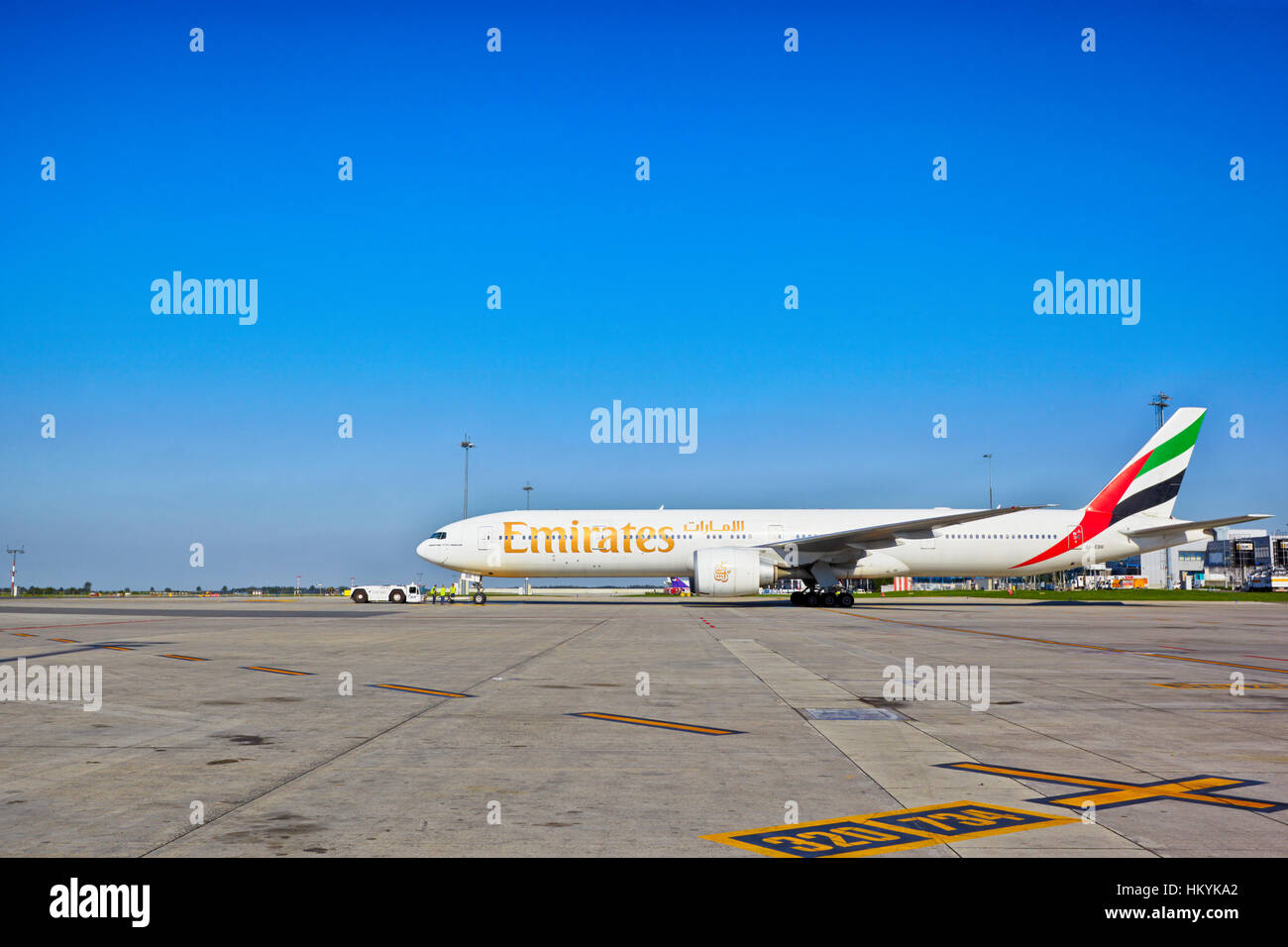 Prag, Tschechische Republik - SEPTEMBER 6: Emirates Boeing 777 - 31H bereit zum Abheben vom Prager Flughafen am 6. September 2013. Emirates ist ein schnell wachsendes Stockfoto