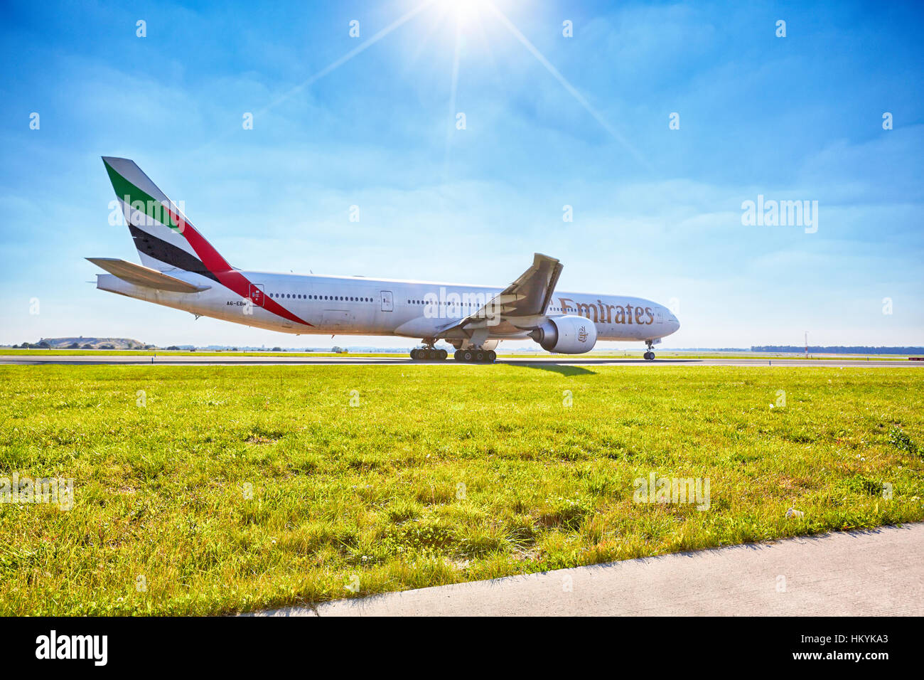 Prag - SEPTEMBER 6: Emirates Boeing 777 bereit zum Abheben vom Prager Flughafen am 6. September 2013. Emirates Airline mit eine der jüngsten fl ist Stockfoto