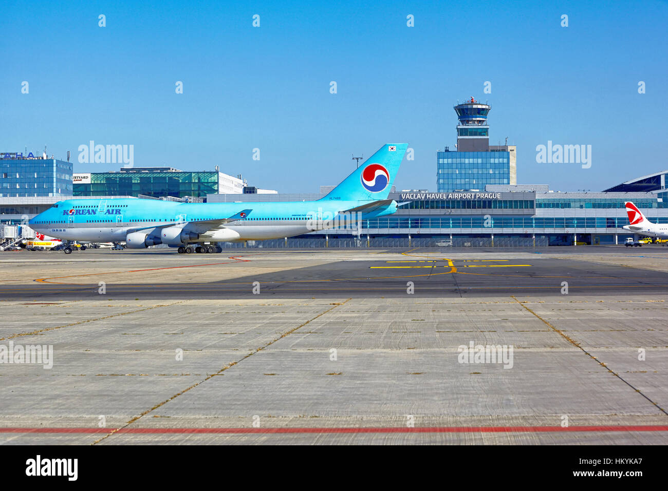 Prag - SEPTEMBER 6: Korean Air Boeing 747, geht der Parkplatz stehen in Vaclav Havel Flughafen Prag am 6. September 2013. Korean Air ist eine private nat Stockfoto