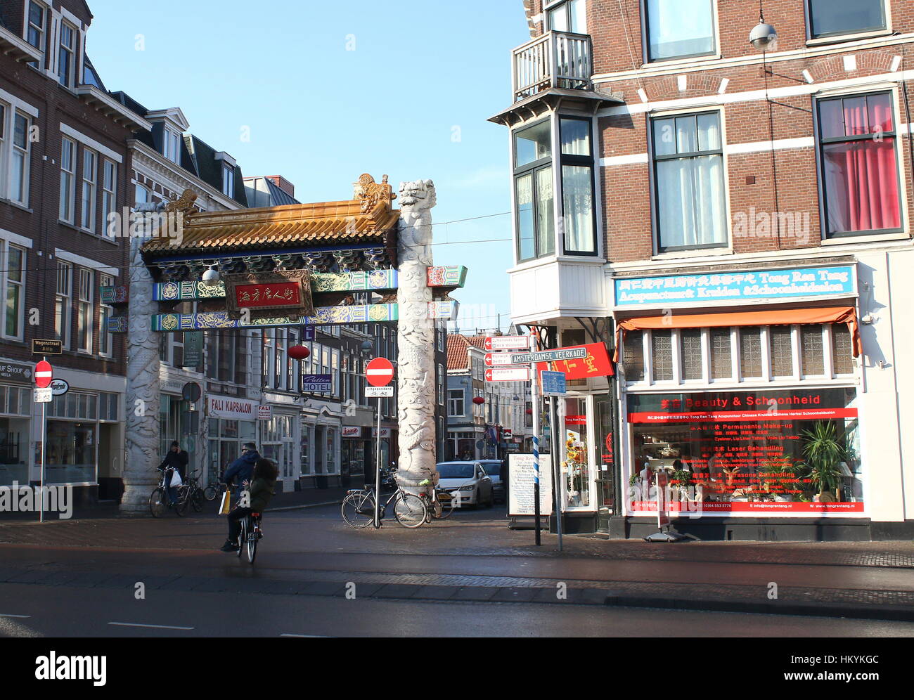 Chinesische Tor in Chinatown Wagenstraat, zentrale Den Haag (The Hague), Niederlande. Stockfoto