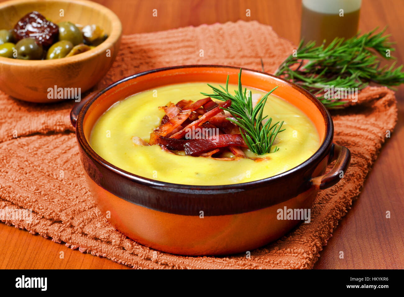 Creme aus Kartoffeln und Lauch mit geröstetem Speck in einer Keramikschale Stockfoto