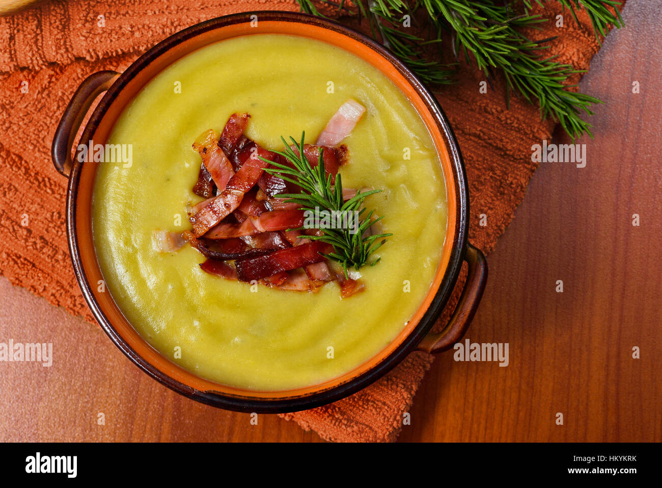 Creme aus Kartoffeln und Lauch mit geröstetem Speck in einer Keramikschale Stockfoto