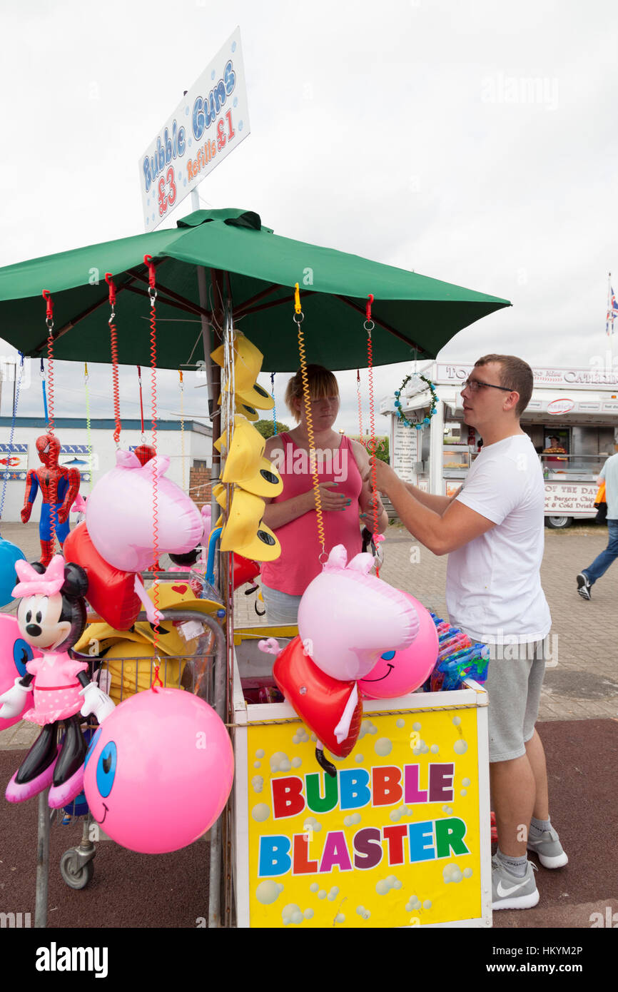 Spielzeugverkäufer mit Cart auf einen belebten Straße Urlaub Stockfoto