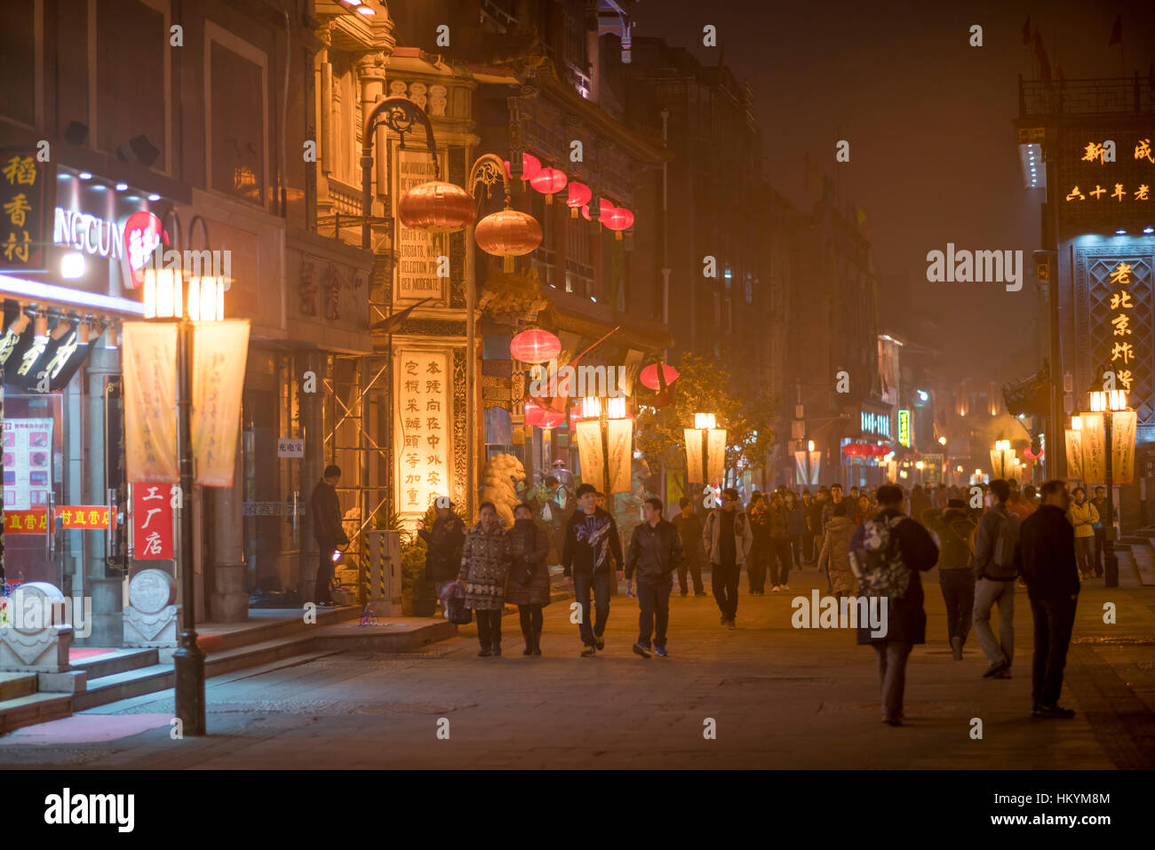 Abend in der Fußgängerzone von Qianmen Street, Beijing, Volksrepublik China, Asien Stockfoto