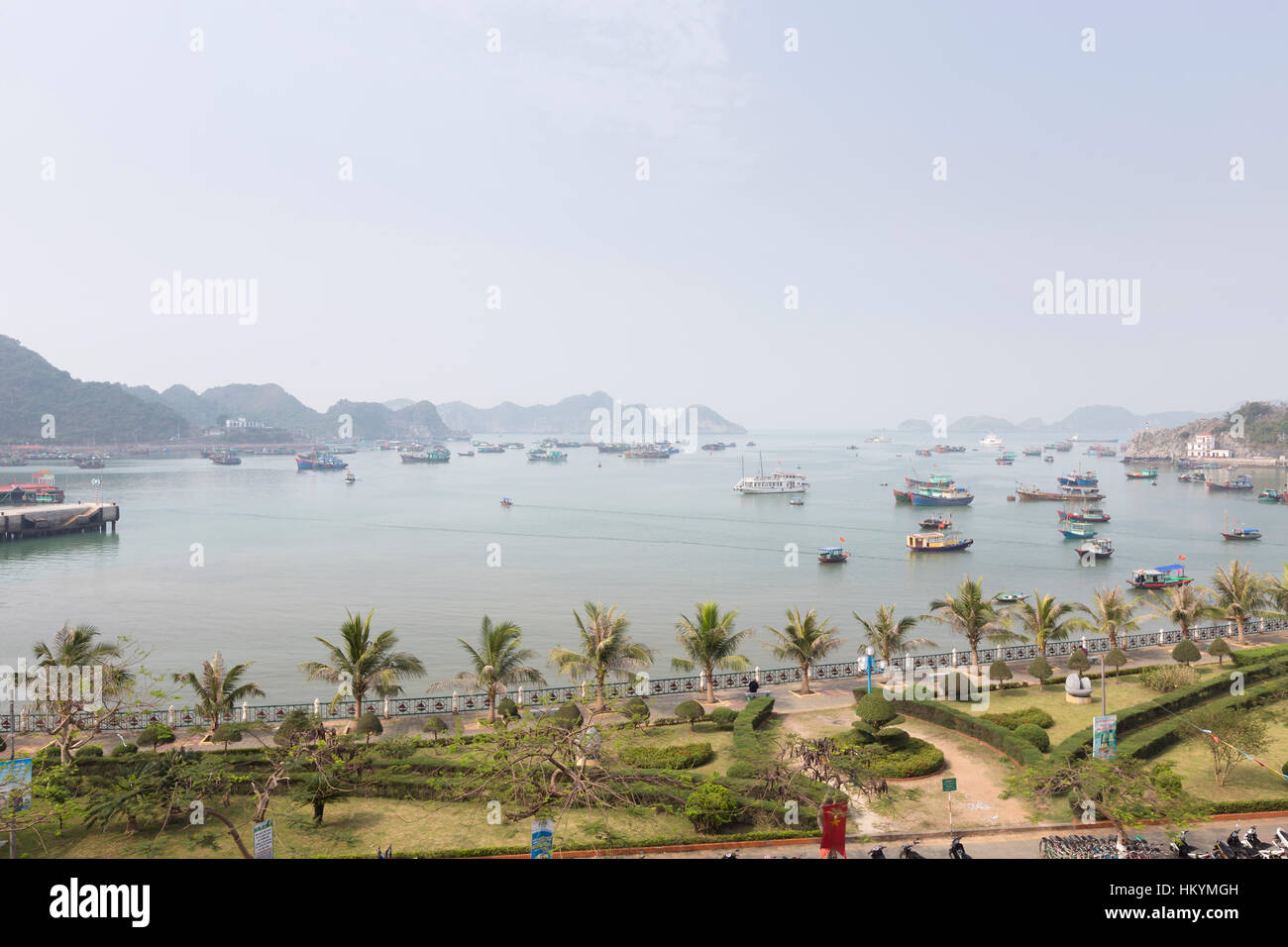 Blick auf Hafen von Cat Ba, Cat Ba Insel, Vietnam Stockfoto