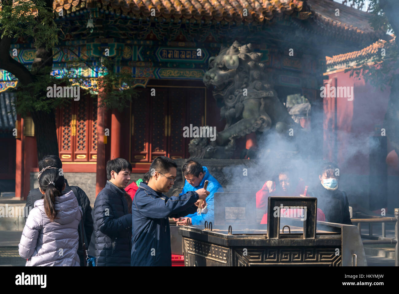 Gläubige in Yonghe oder Lama-Tempel in Peking, Volksrepublik China, Asien Stockfoto