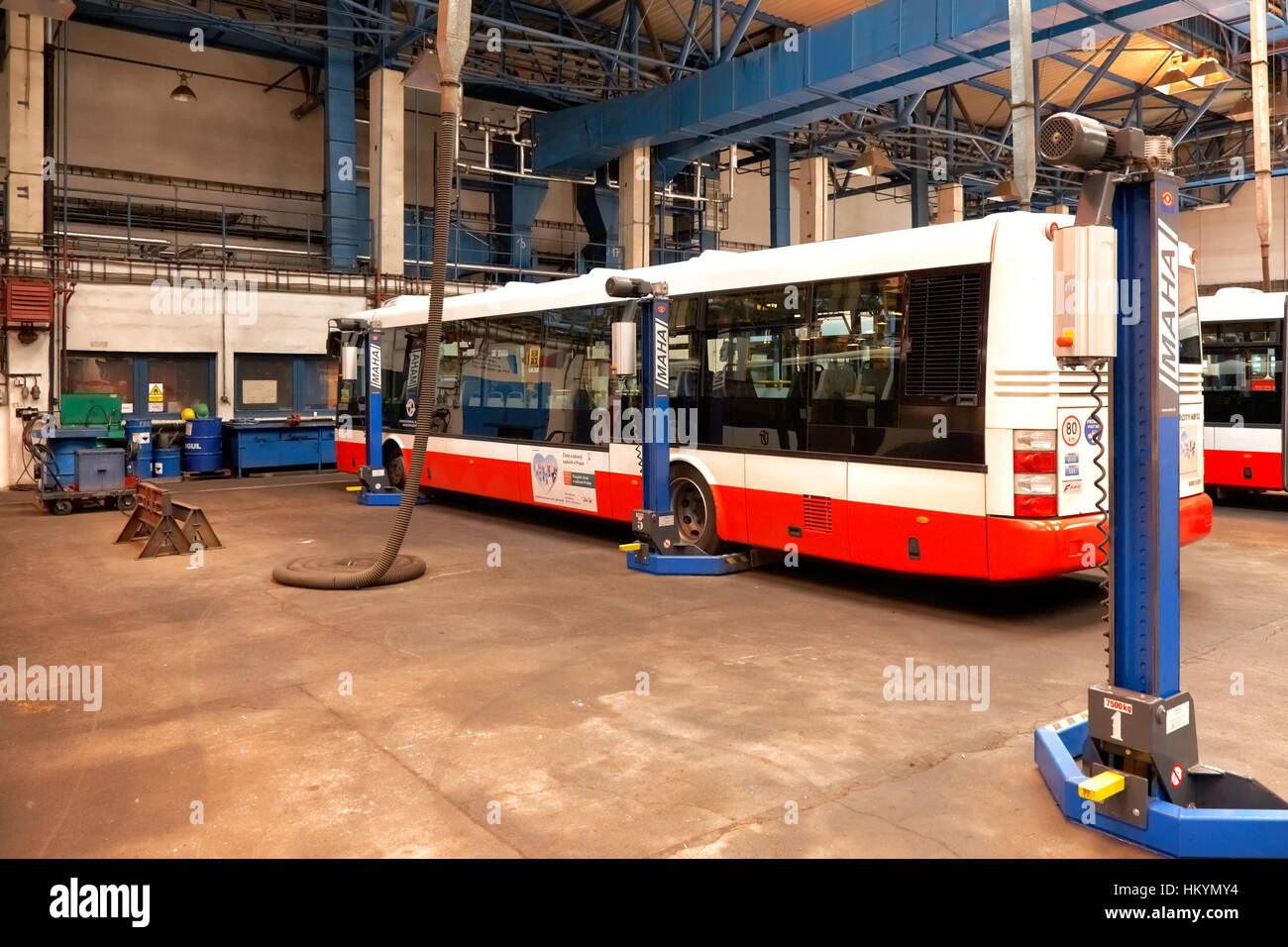 Prag, Tschechische Republik - 17.September: Abnahme des Chassis des öffentlichen Bussen Workshop im Depot Hostivař am Tag der offenen Tür in der Prager öffentliche Tran Stockfoto