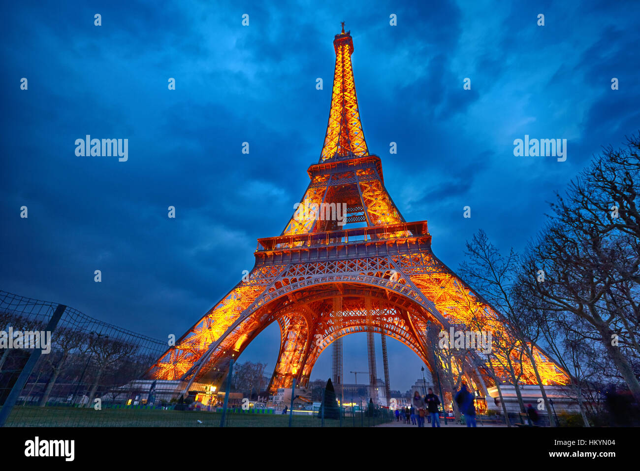 PARIS - APRIL 03: Detailansicht auf Eiffel Tower Light Beam Show am 3. April 2013 in Paris, Frankreich. Der Eiffelturm ist die am meisten besuchten touristischen attr Stockfoto