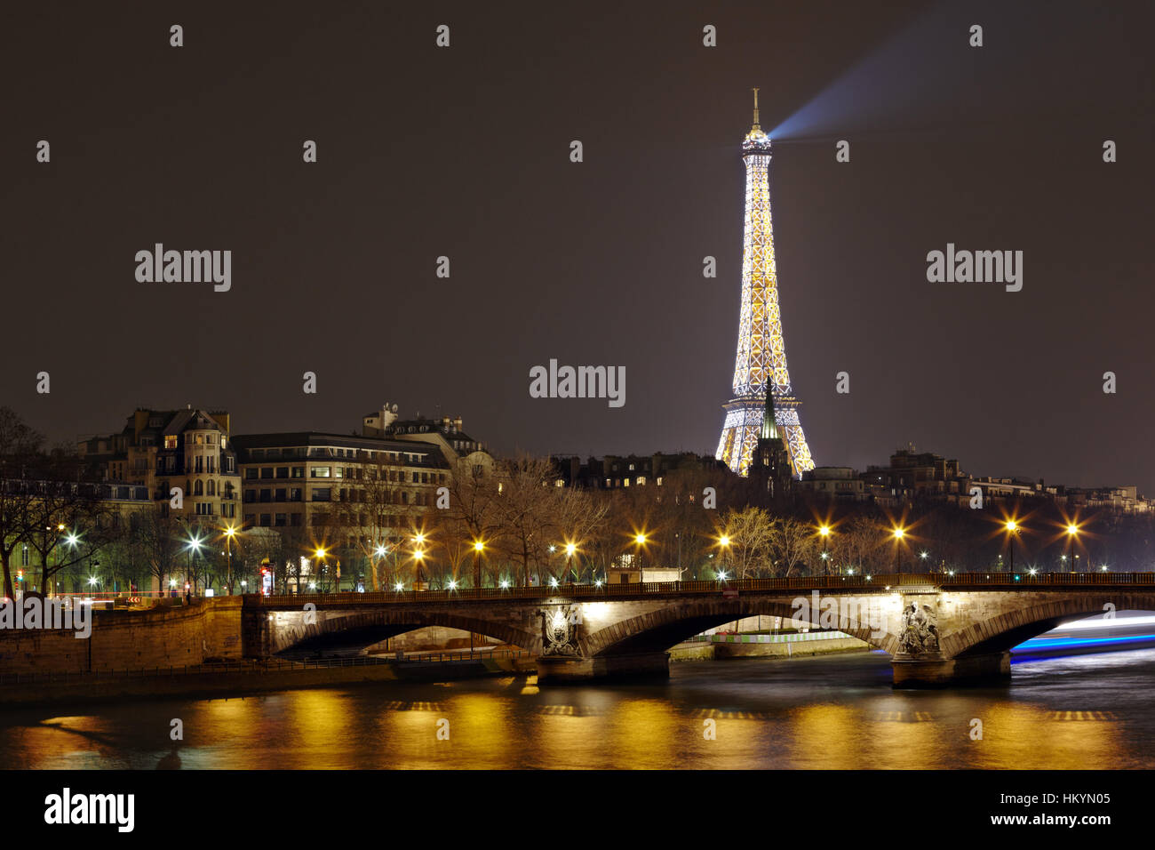 PARIS - APRIL 03: Eiffelturm mit Nachtbeleuchtung und Pont des Invalides am 3. April 2013 in Paris, Frankreich. Der Eiffelturm ist das meistbesuchte Stockfoto