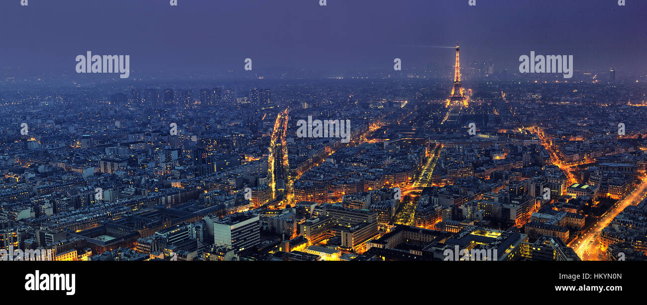 PARIS - 5 APRIL: Aerial Panoramablick über Paris in der Nacht vom Tour Montparnasse auf 5. April 2013, in Paris, Frankreich. Der Eiffelturm ist der Besuch Stockfoto