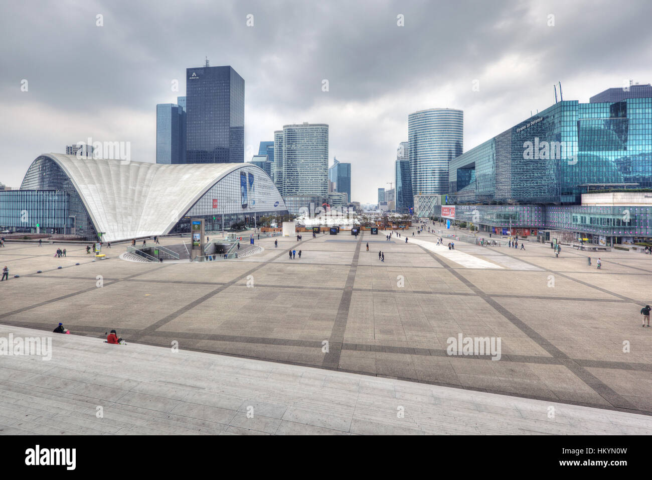 PARIS - APRIL 6: Geschäftsviertel La Defense befindet sich am Ende der historischen Achse Louvre beginnt und führt weiter entlang der Champs-Él Stockfoto