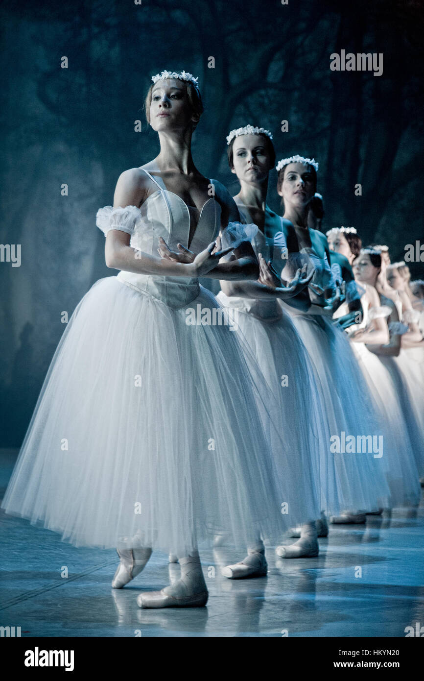 Prag, Tschechien - APRIL 6: Der Prager Staatsoper Ballett-Ensemble präsentiert die traditionelle Version von Giselle am 6. April 2011 in Prag Stockfoto