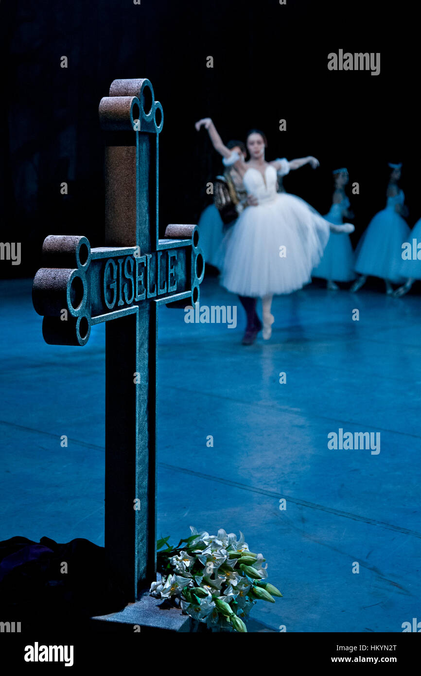 Prag, Tschechien - APRIL 6: Der Prager Staatsoper Ballett-Ensemble präsentiert die traditionelle Version von Giselle am 6. April 2011 in Prag Stockfoto