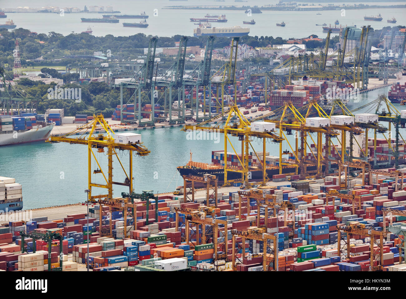 Singapur - Dezember 07: Der Hafen von Singapur am 7. Dezember 2013 in Singapur. Es ist der weltweit verkehrsreichsten Umschlagplatz und das weltweit zweite-b Stockfoto