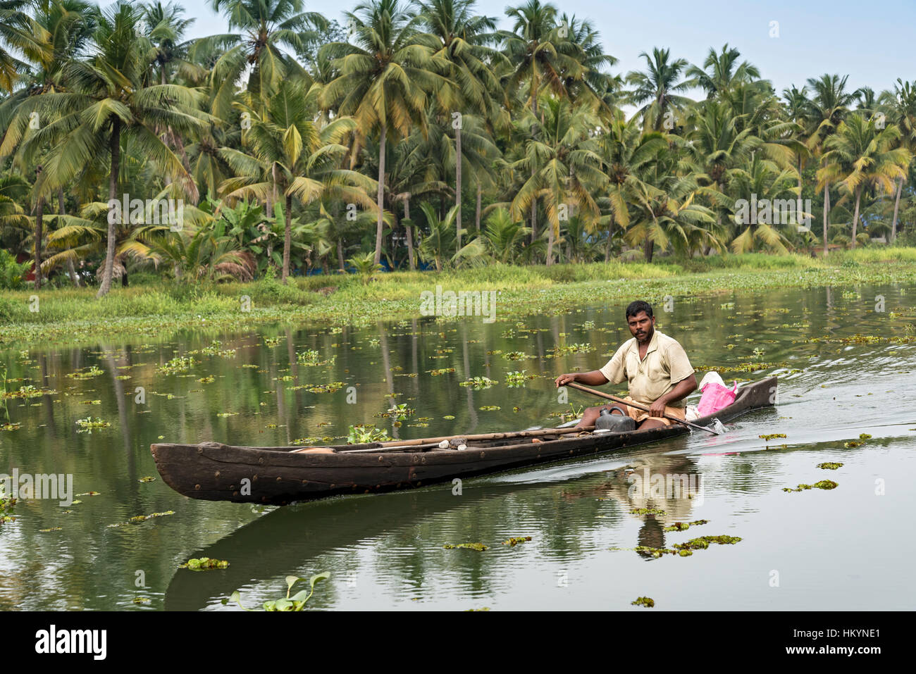 Boot auf einem Fluss, Backwaters von Kerala, Indien Stockfoto