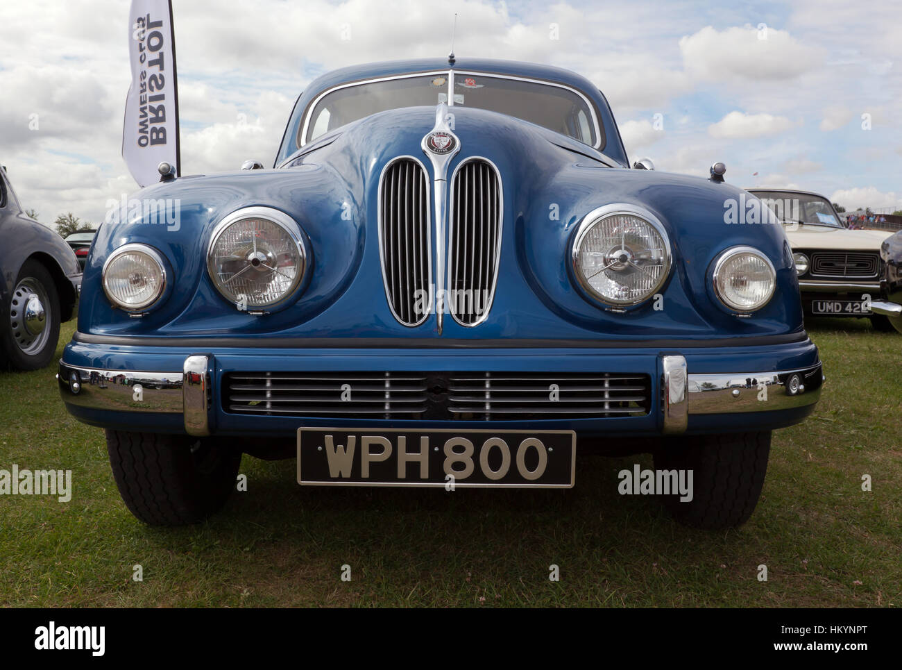 Vorderansicht von einer 50er Jahre Bristol 403 2litre in der Bristol Besitzer Club Zone der 2016 Silverstone Classic. Stockfoto