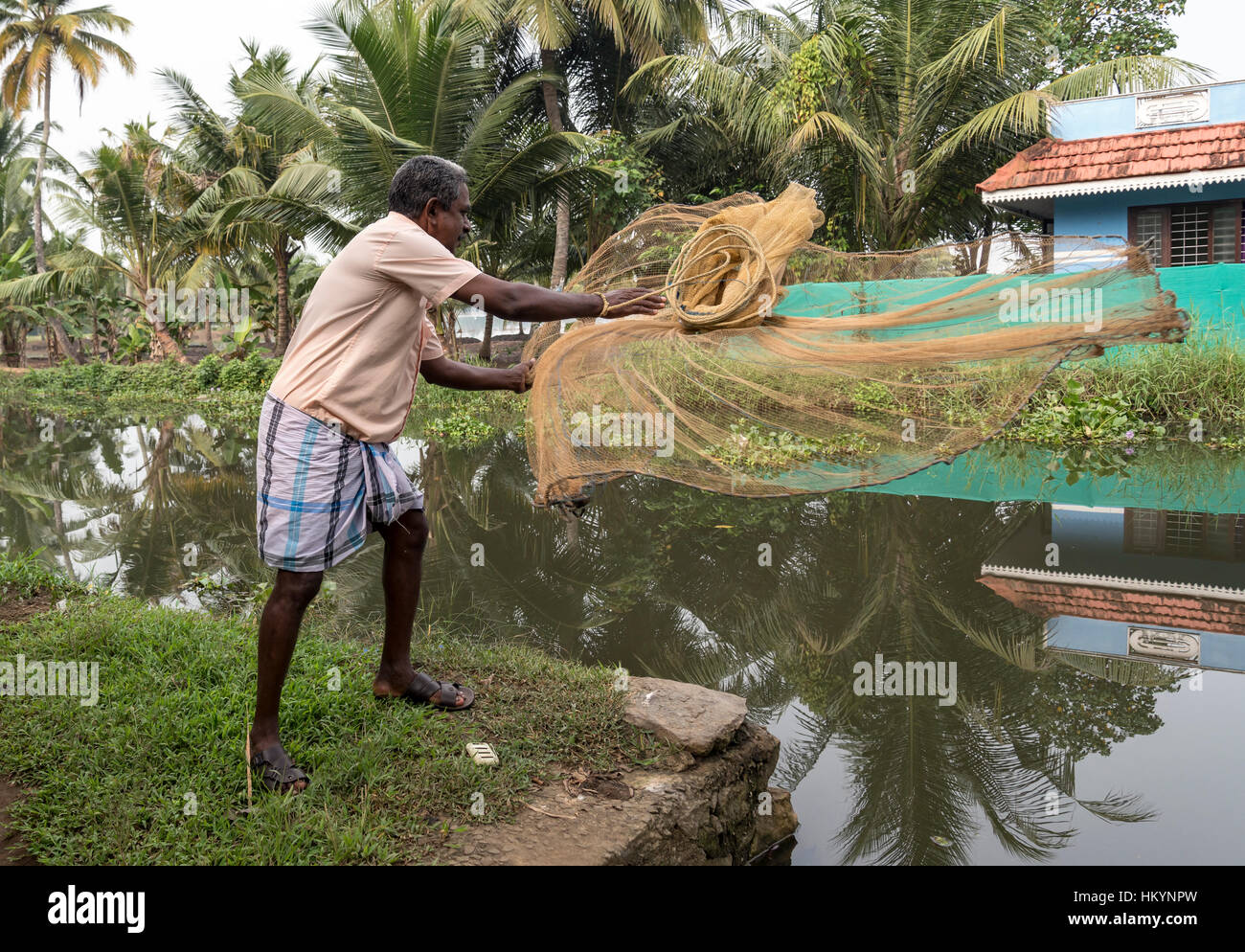 Traditionellen Wurf (Cast) Netzfischerei, Backwaters von Kerala, Indien Stockfoto