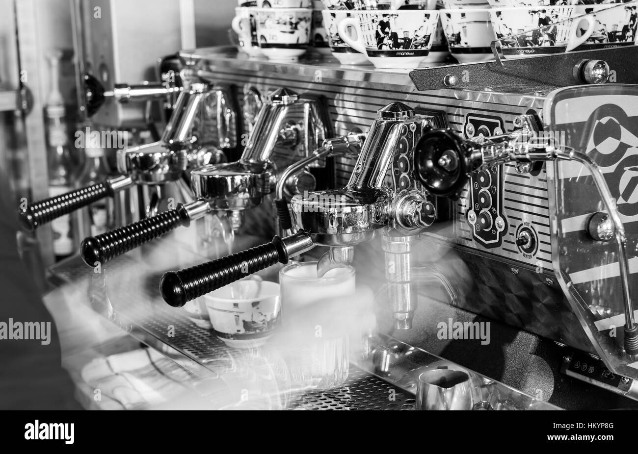 Houten, Niederlande - 26. August 2016: Kaffeezubereitung auf eine professionelle Kaffeemaschine für Cappuccino. Stockfoto