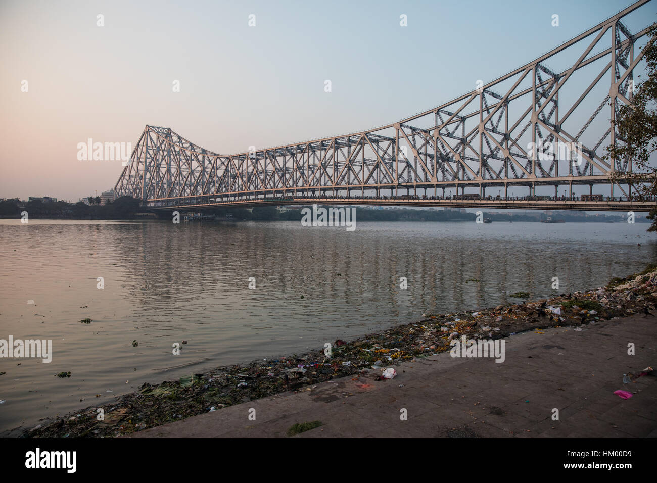 Howrah Bridge, die den Fluss Hooghly in Kolkata (Kalkutta), West Bengal, Indien überquert. Stockfoto
