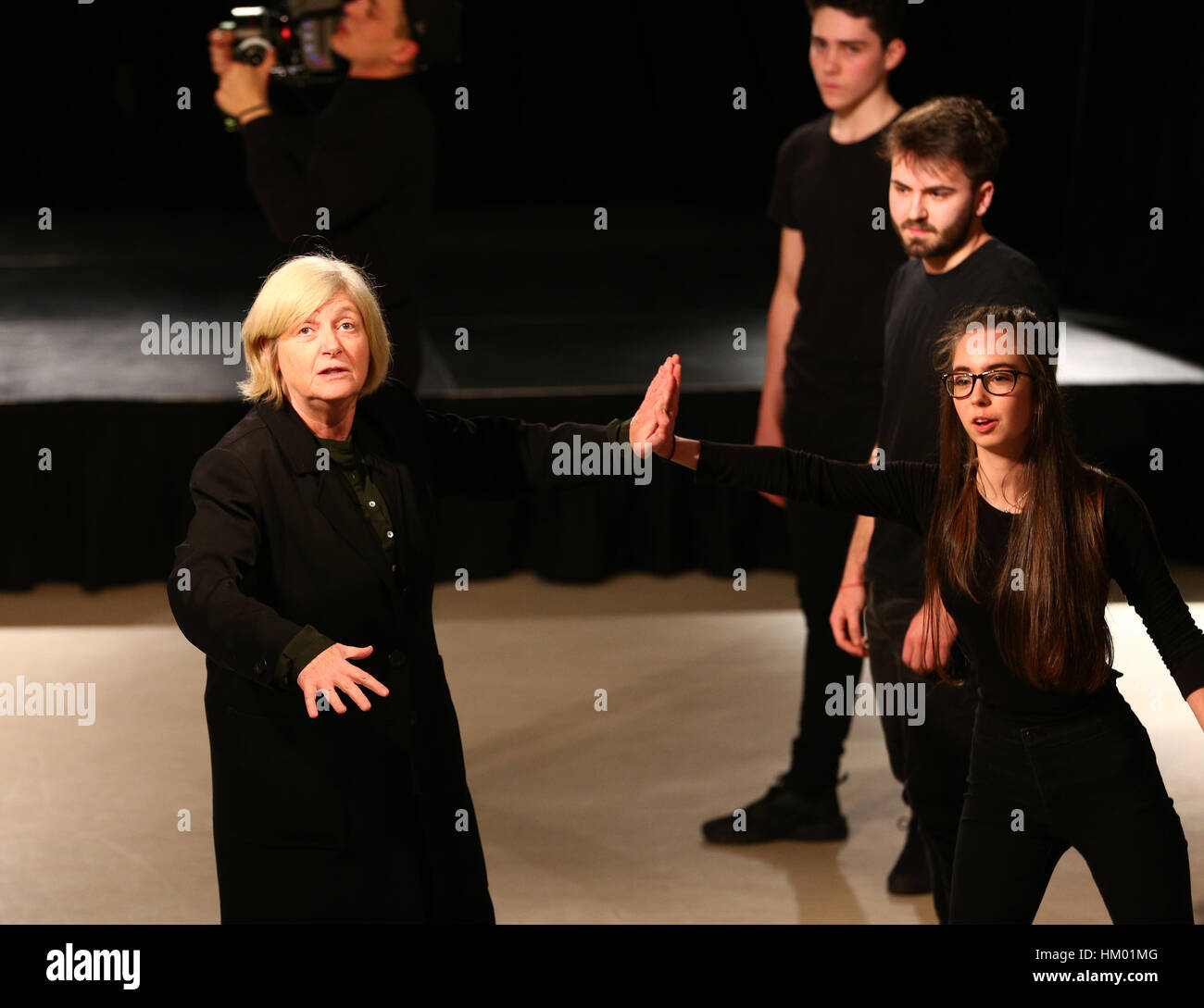 Patsy Rodenburg - Theaterregisseur, die Teilnahme an dem Laurus Vertrauen Start statt im Gymnasium Cheadle Hulme, Cheadle Hulme, Cheadle. Das Vertrauen hat seinen eigenen Lehrplan mit Patsy Rodenburg mitgestaltet, und zwei ihrer ehemaligen Schüler - Orlando Bloom und Paapa Essiedu -, die helfen, führen Workshops zusammen mit der Royal Shakespeare Company - präsentiert das Ethos und die Art der arbeiten, die in Laurus Vertrauen Schulen eingebettet werden. Stockfoto