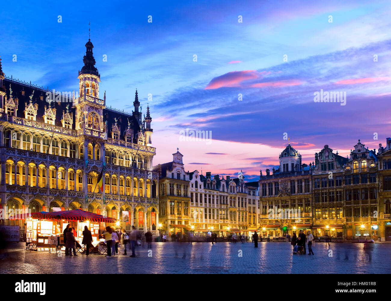 Die Grand Place in Brüssel in der Nacht Stockfoto