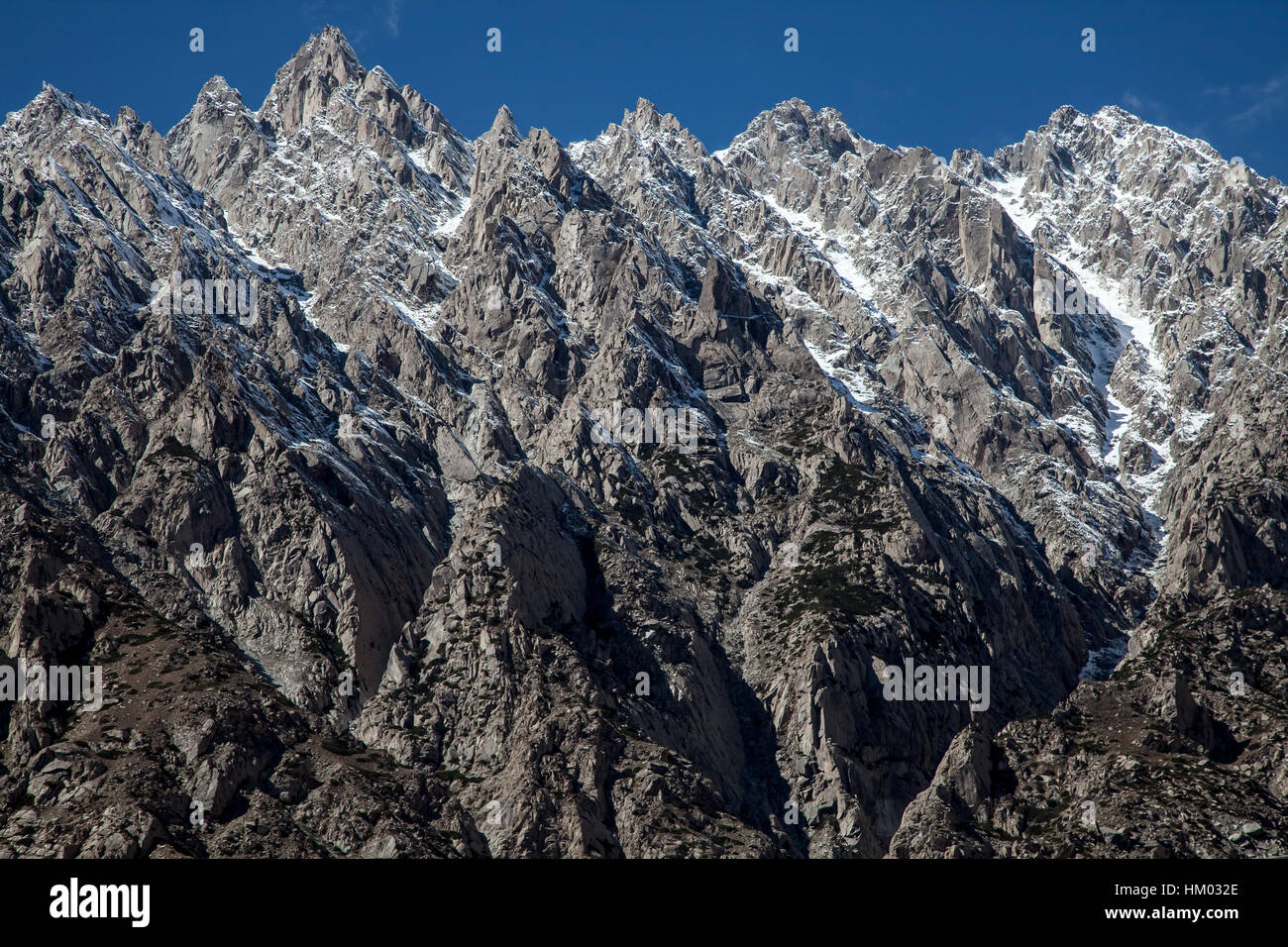 Spektakuläre Aussicht auf das Pamir-Gebirge vom Karakorum Highway, Xinjiang Autonome Region, China. Stockfoto