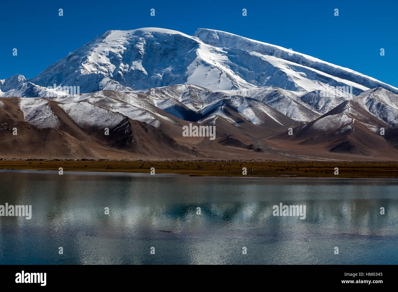 Muztagh ATA oder Muztagata am Karakul-See am Karakorum-Highway, Autonome Region Xinjiang, China. Stockfoto