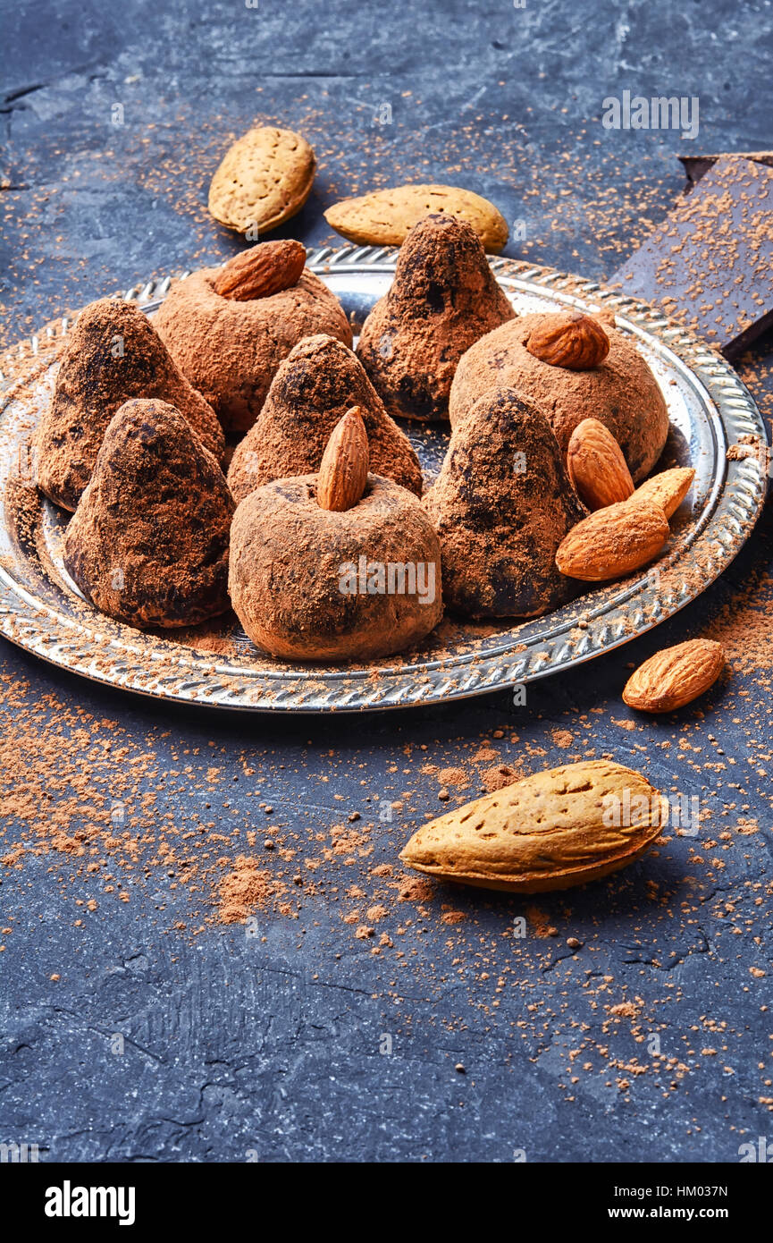 Untertasse mit Trüffel Kakao Schokolade mit Mandeln gefüllt Stockfoto