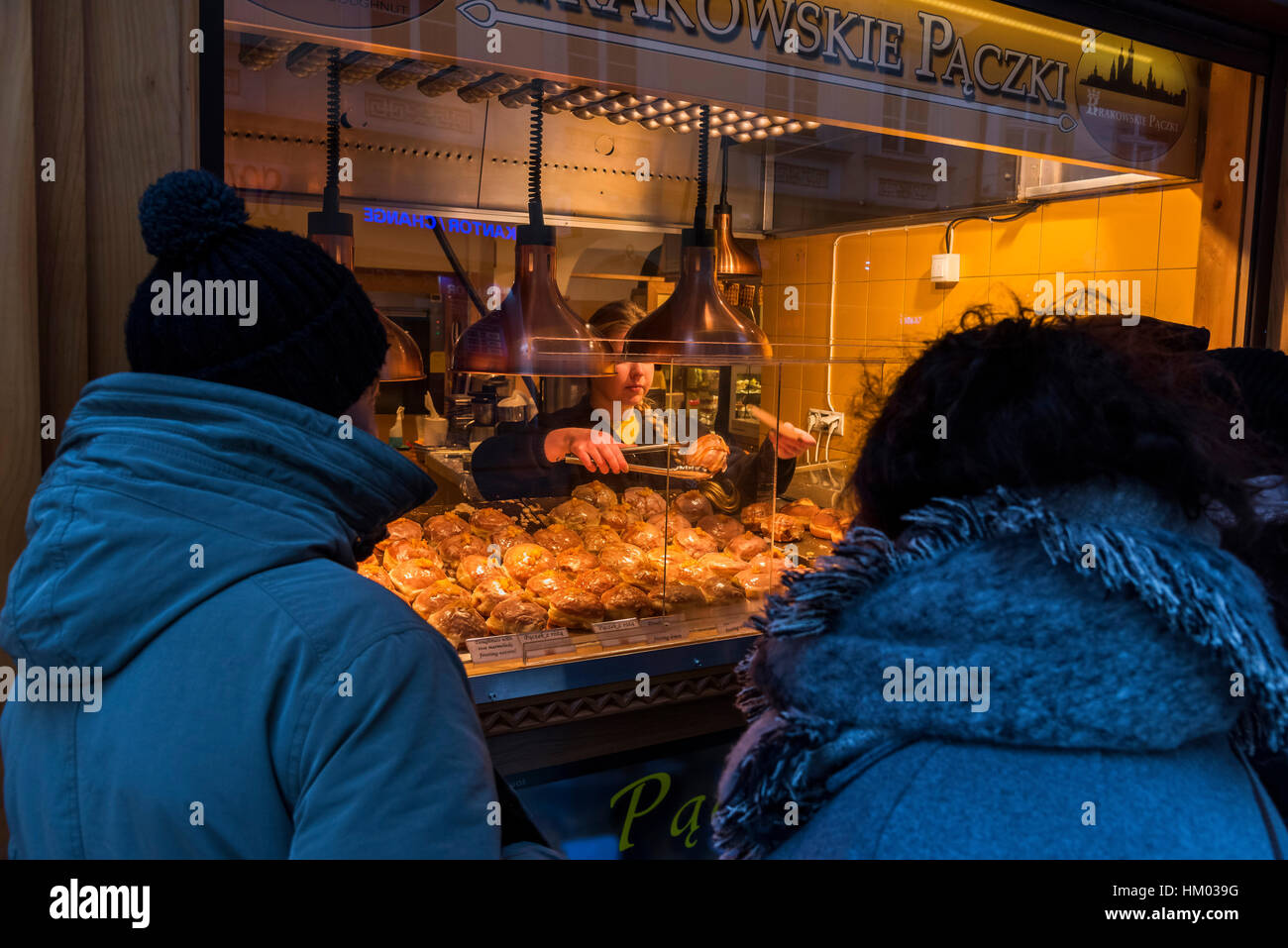 Kauf von Lebensmitteln aus einem Shop Marktplatz Krakau Polen Krakau Stockfoto