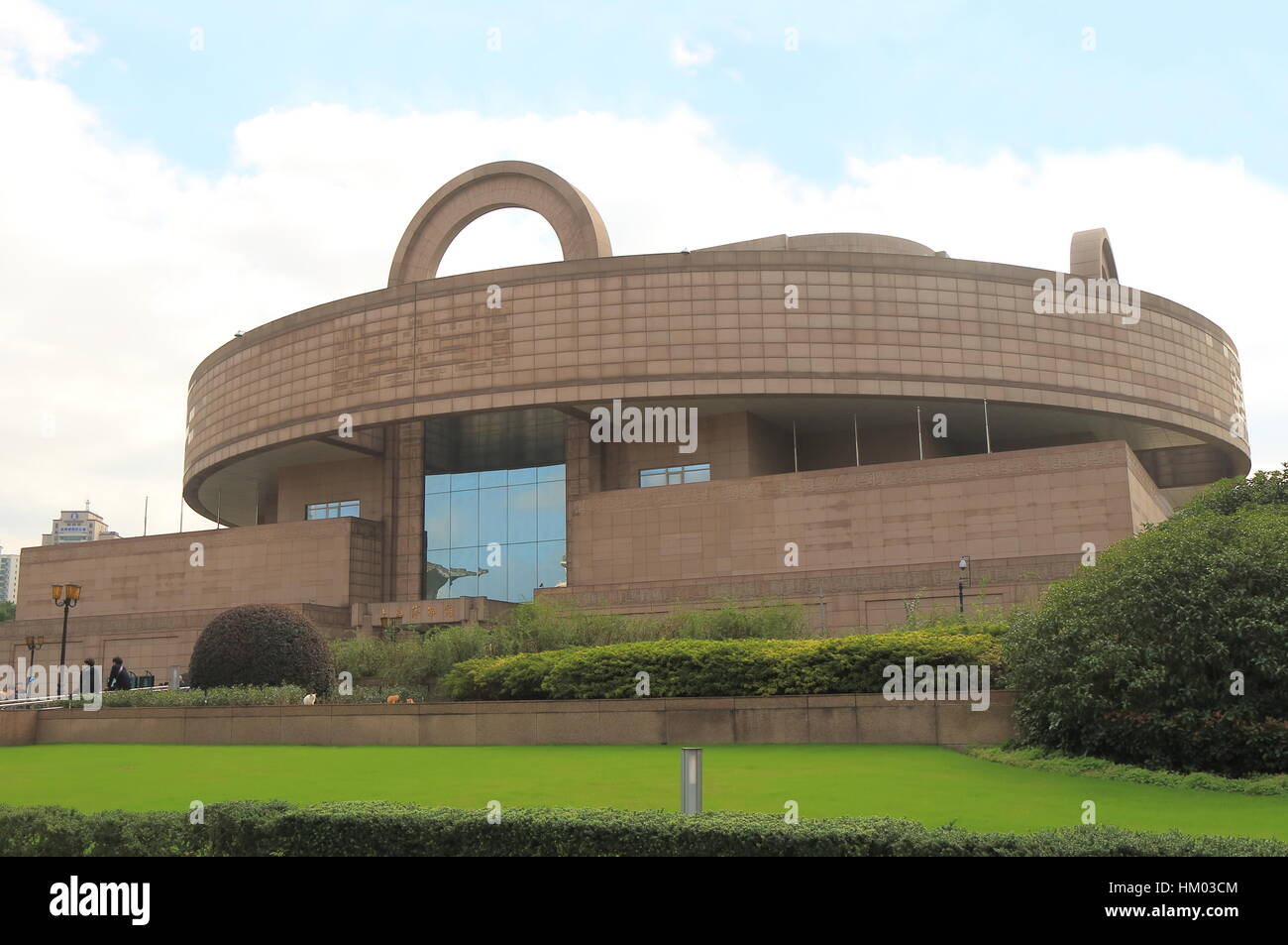 Menschen besuchen Shanghai Museum in Shanghai China. Shanghai Museum ist ein Museum für alte chinesische Kunst befindet sich im Platz des Volkes. Stockfoto