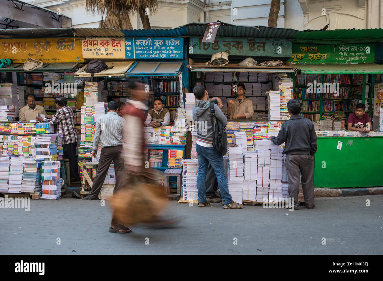 Menschen am Buchmarkt College Street, Kolkata (Kalkutta), West Bengal, Indien. Stockfoto