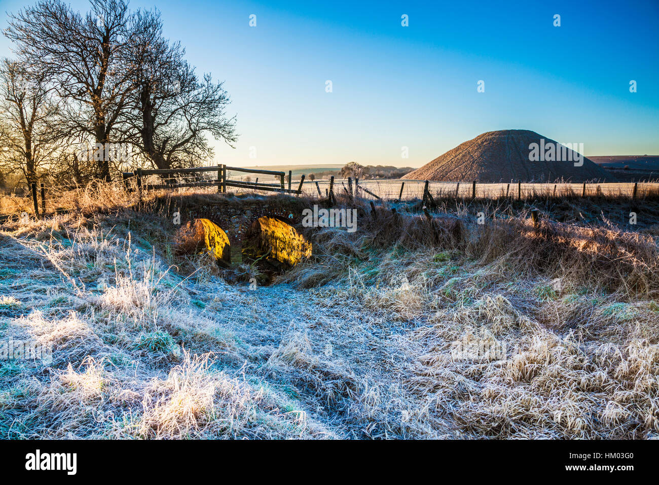 Ein Frostiger Morgen am Silbury Hill in Wiltshire. Stockfoto