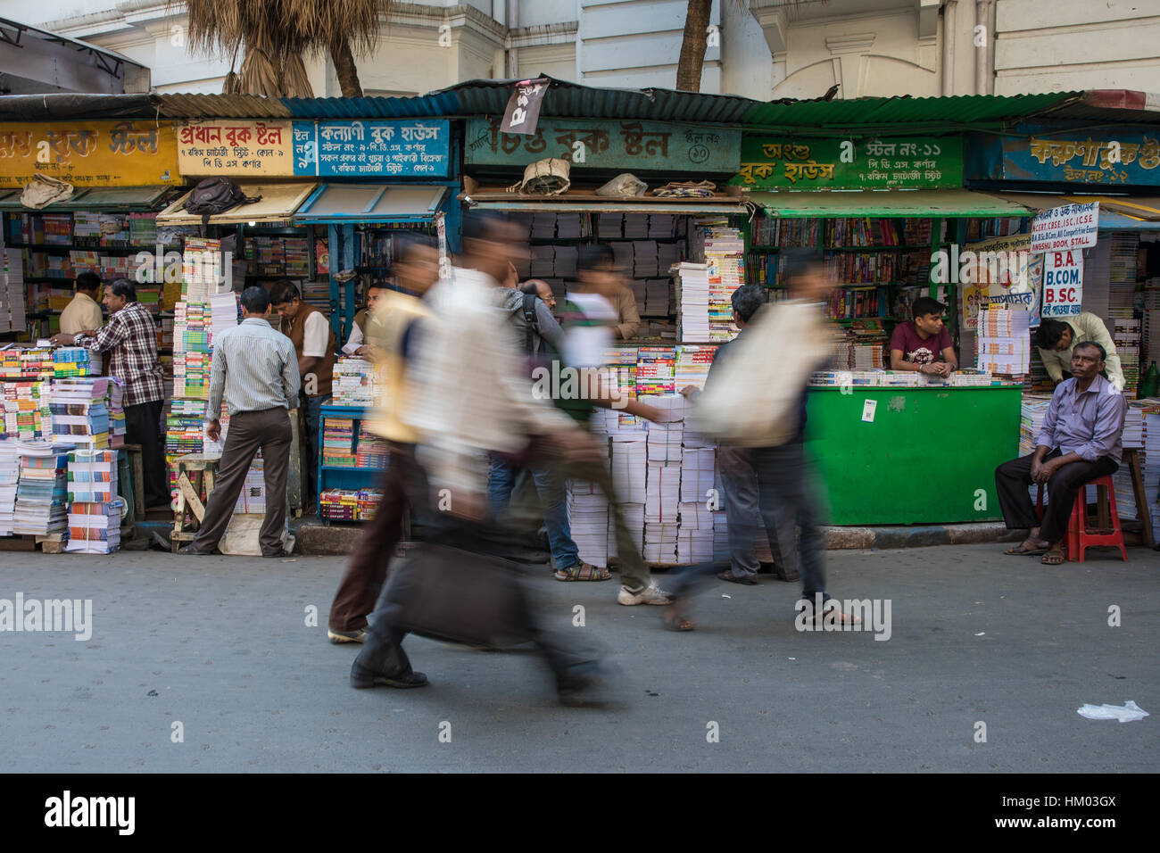 Menschen am Buchmarkt College Street, Kolkata (Kalkutta), West Bengal, Indien. Stockfoto