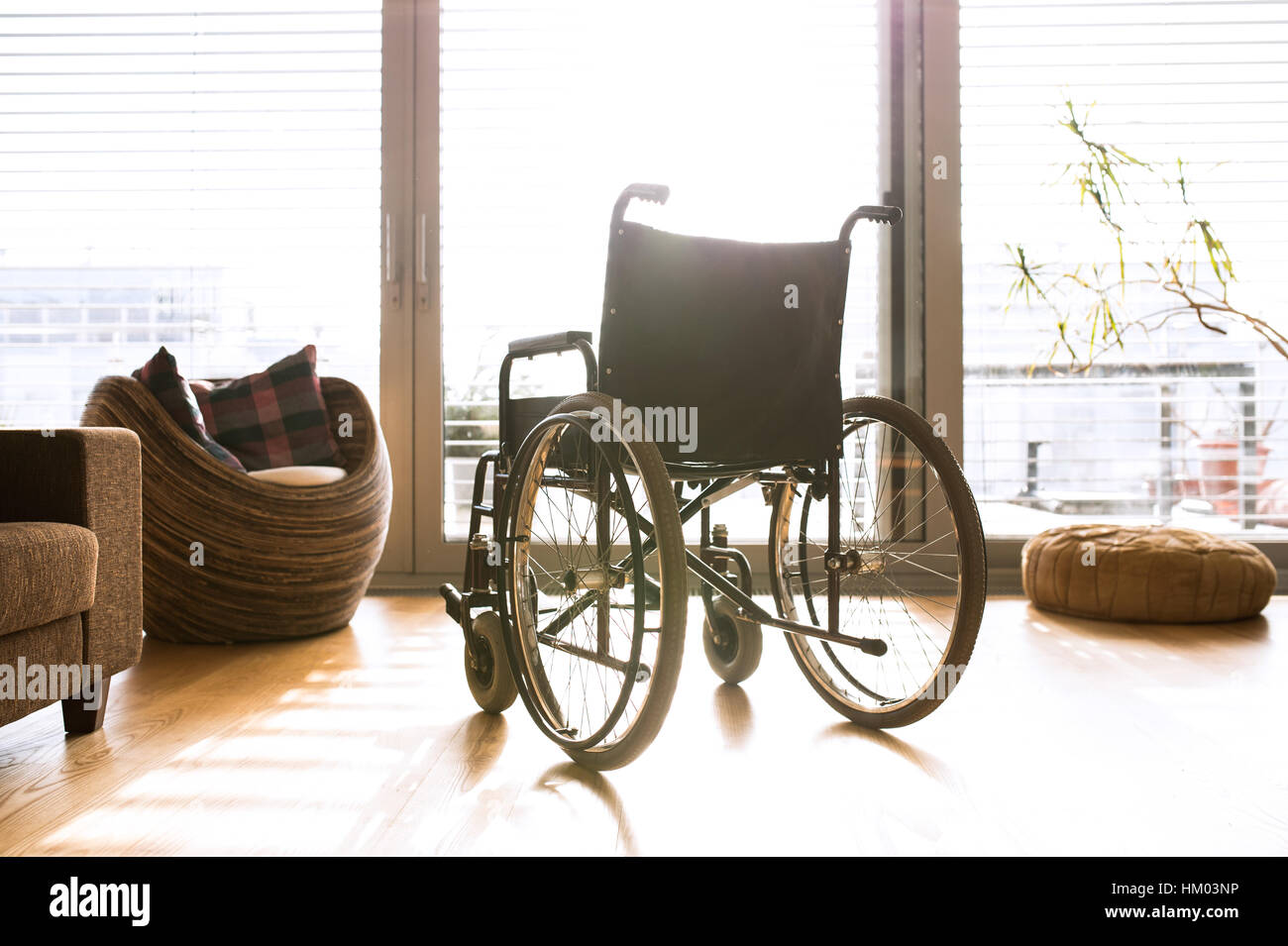 Leeren Rollstuhl im Wohnzimmer neben der couch Stockfoto