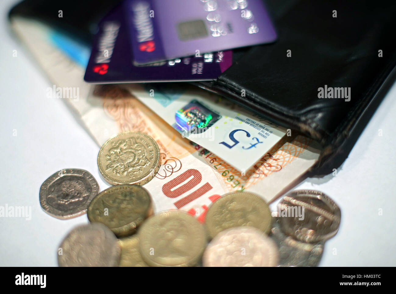 Münzen und fünf Pfund und zehn Pfund-Banknote zusammen mit Natwest Bank Karten in der Brieftasche, im Norden von London. PRESSEVERBAND Foto. Bild Datum: Sonntag, 29. Januar 2017. Bildnachweis sollte lauten: Yui Mok/PA Wire Stockfoto