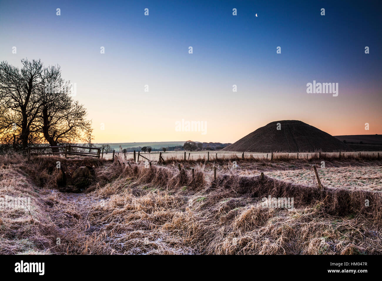 Ein Frostiger Morgen am Silbury Hill in Wiltshire. Stockfoto