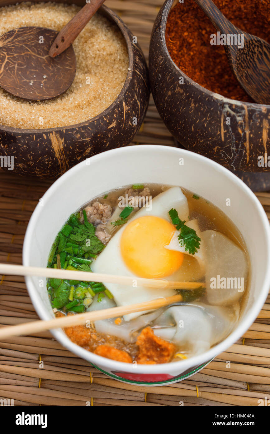 Nudelsuppe mit Ei und Gewürzen, Ansicht schließen Stockfoto