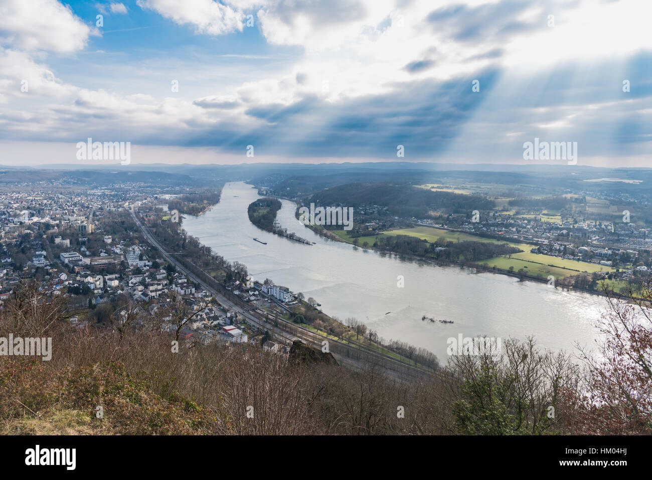 Wetter war an diesem Tag einfach nur verrückt: dunkle Himmel und Sonnenschein wo nur wenige Minuten voneinander entfernt Frome Ach andere. Wenn die Lichtstrahlen durch die Wolken kam es aussehen Stockfoto