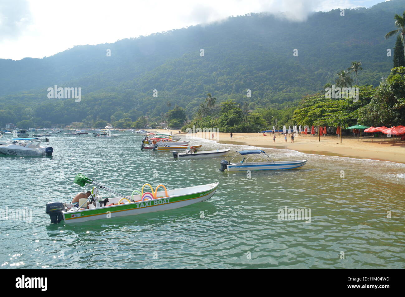 Boote liegen am Strand der Insel Ilha Grande, mit einem malerischen Blick, im Bundesstaat Rio De Janeiro, Brasilien, Südamerika im Leerlauf Stockfoto