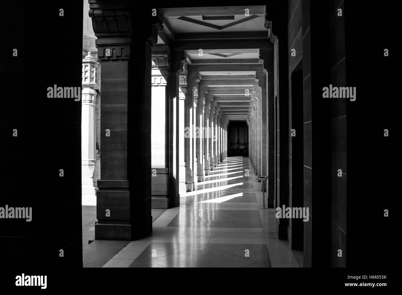 Die Dichotomie von Licht und Schatten in einem verlassenen Korridor des Palastes, in Rajasthan dargestellt. Stockfoto