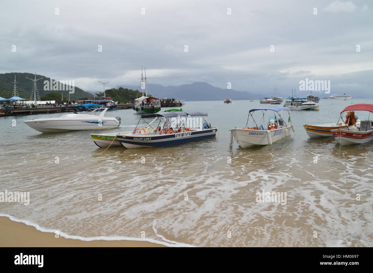 Einen herrlichen Blick auf die Insel Ilha Grande (Grosse Insel), der Gemeinde von Angra dos Reis, vor der Küste von Rio deJaneiro in Brasilien Stockfoto