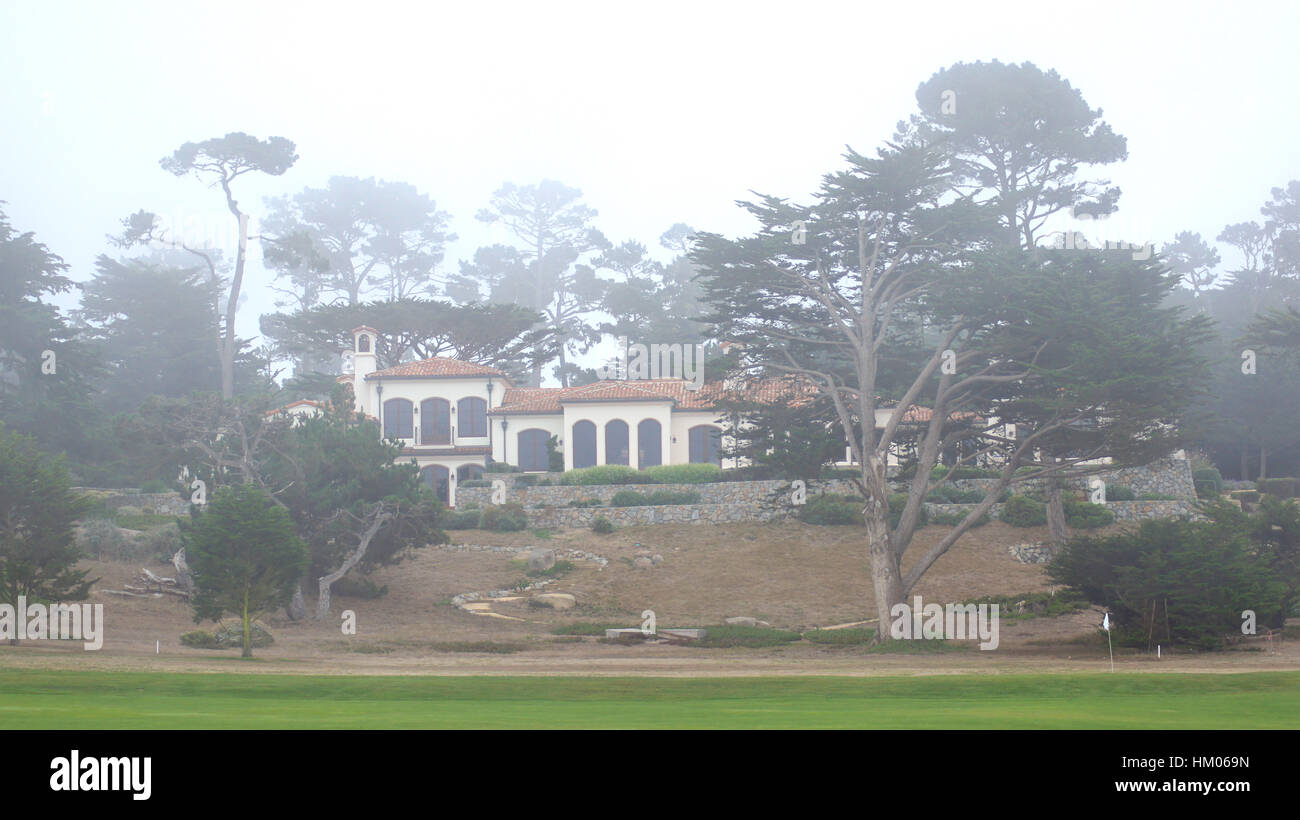 CARMEL, Kalifornien, Vereinigte Staaten - 6. Oktober 2014: schöne Häuser in Pebble Beach Golf Course, der berühmte 17 Meilen Antriebsbereich gehört Stockfoto