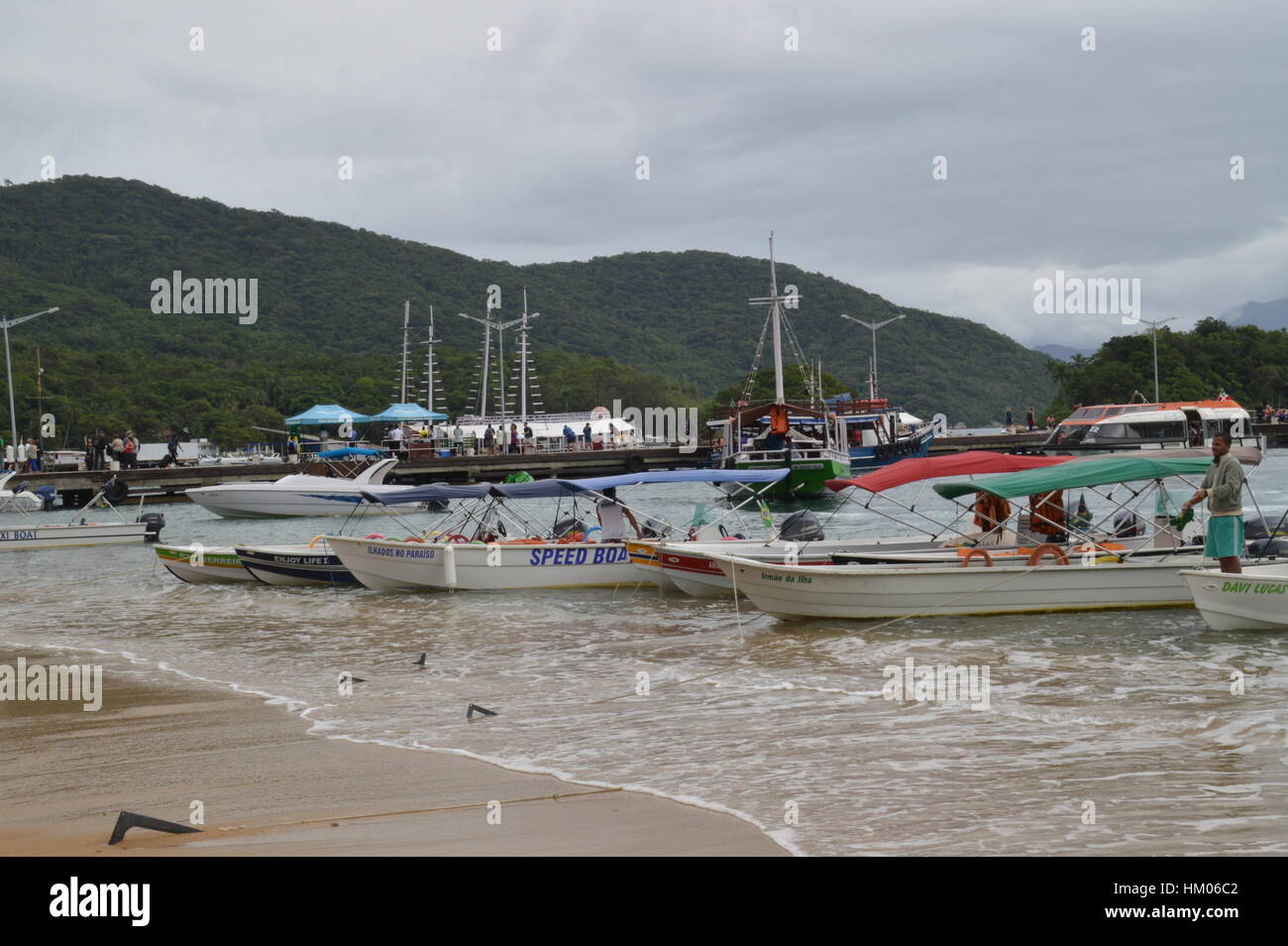 Einen herrlichen Blick auf die Insel Ilha Grande (Grosse Insel), der Gemeinde von Angra dos Reis, vor der Küste von Rio deJaneiro in Brasilien Stockfoto