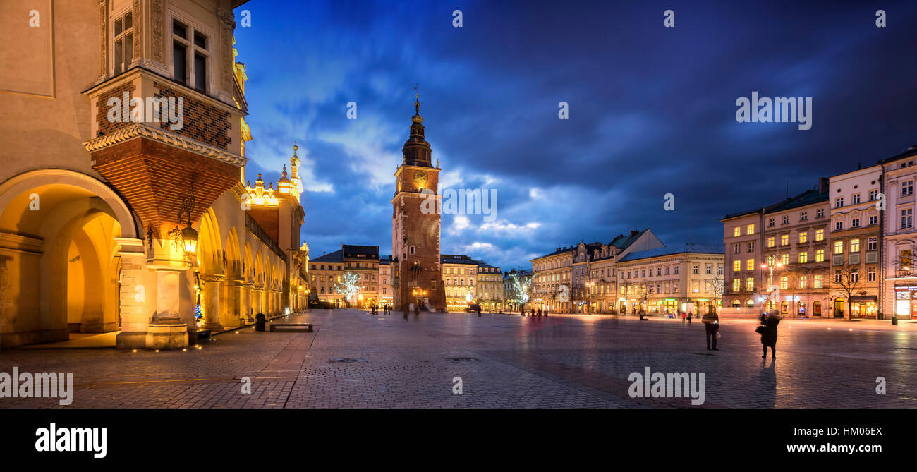 Tuchhallen und Rathausturm Krakau in der Abenddämmerung Stockfoto