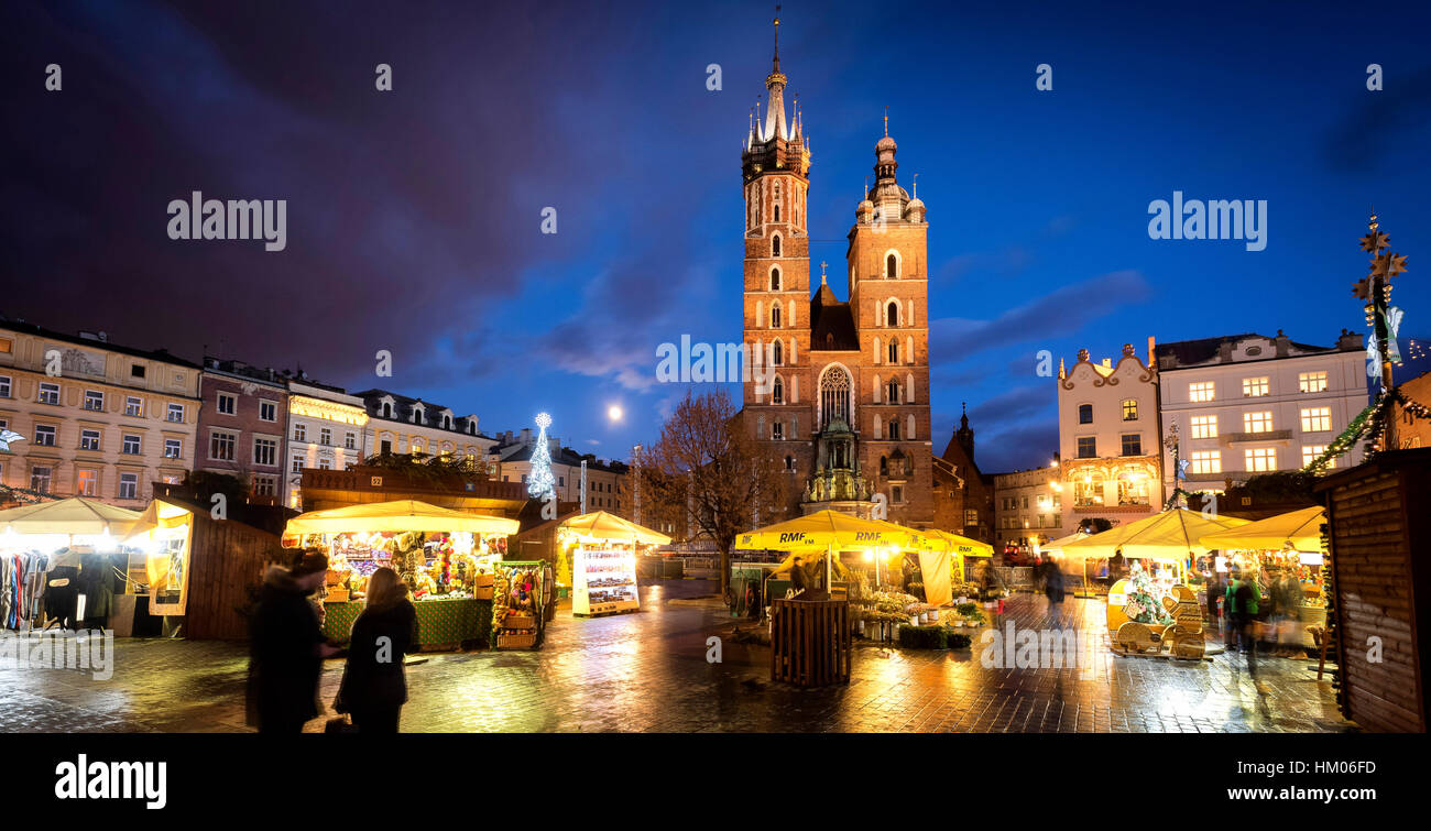 St. Marien Basilika und Weihnachten Märkte Krakau Polen Stockfoto