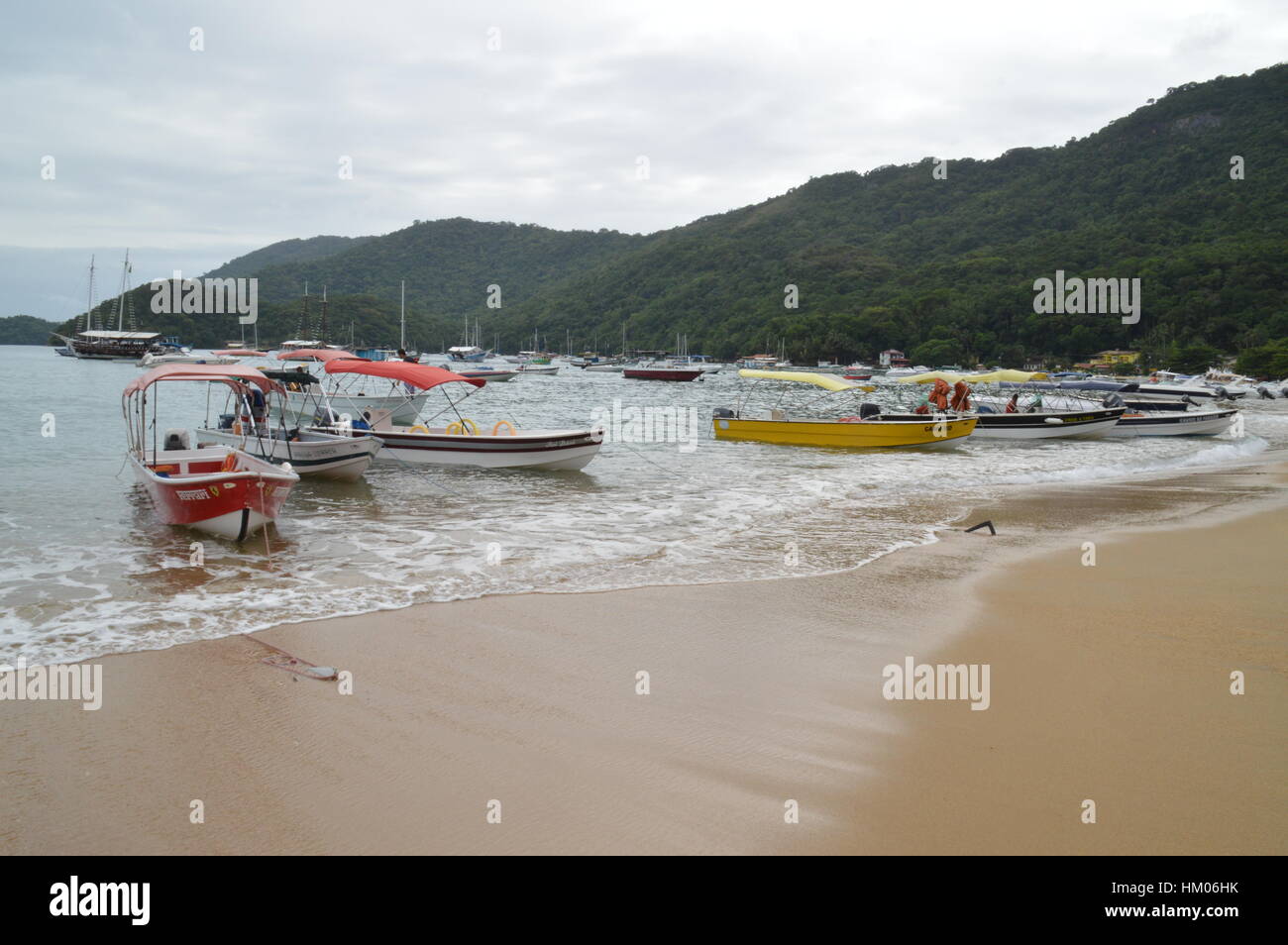Einen herrlichen Blick auf die Insel Ilha Grande (Grosse Insel), der Gemeinde von Angra dos Reis, vor der Küste von Rio deJaneiro in Brasilien Stockfoto