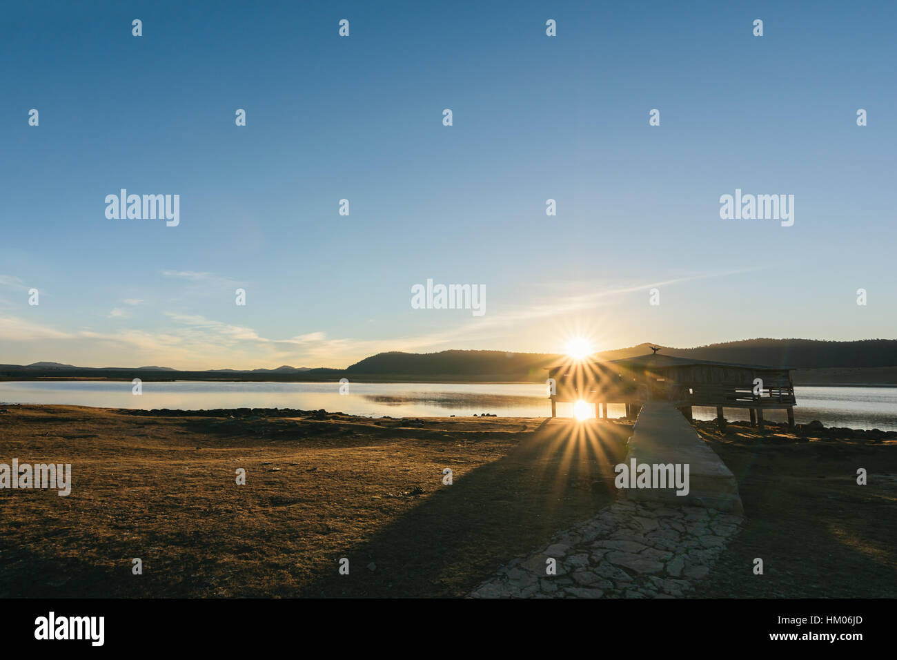 Sunrinse Lac Afenourir in der Nähe von Azrou, Ifrane, Marokko Stockfoto