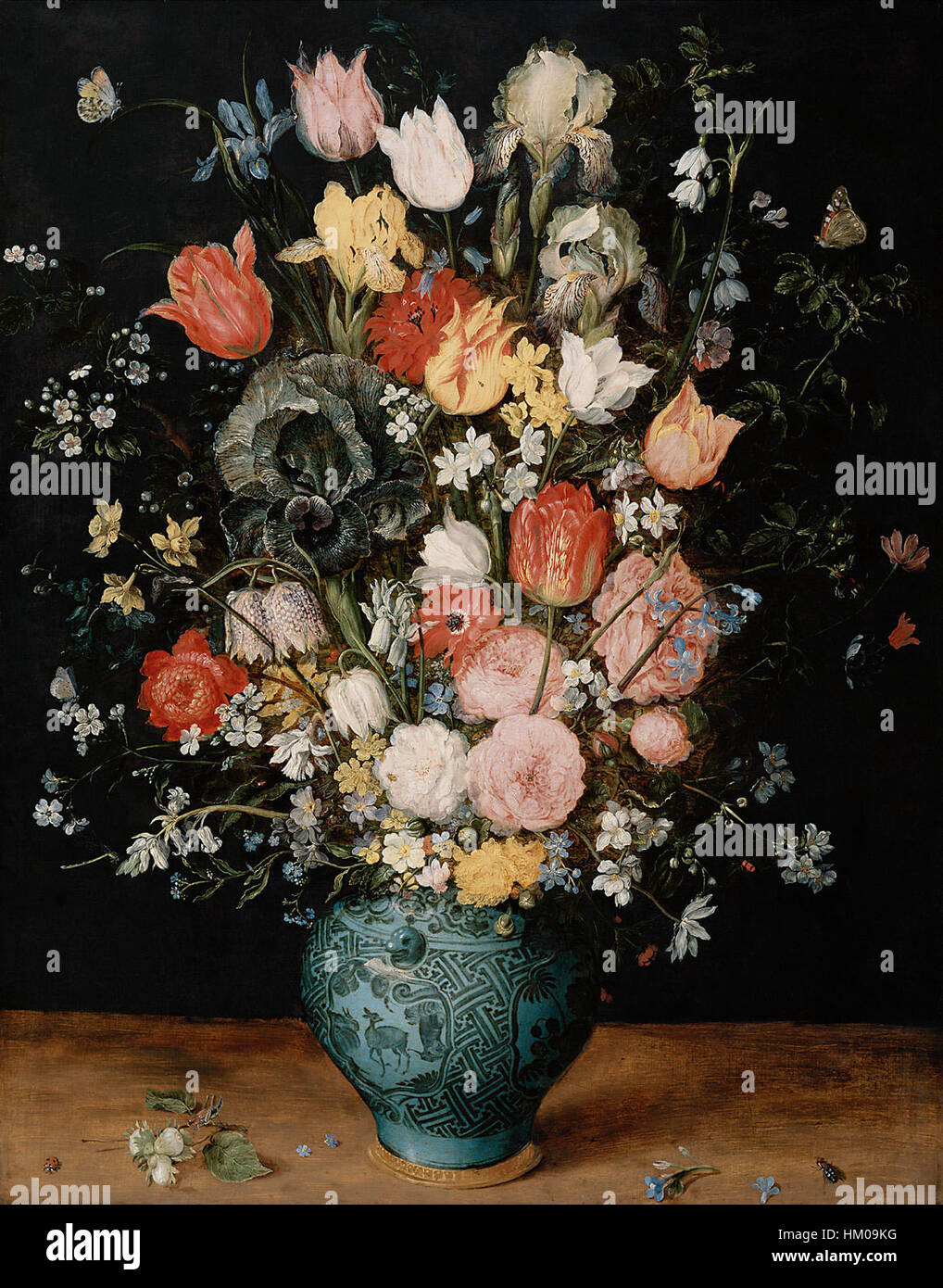 Dieses Ölgemälde von Jan Brueghel dem Älteren, „Blumenstrauß in einer blauen Vase“, zeigt seine Meisterschaft in der floralen Stillleben-Malerei. Das Stück hebt die komplizierten Details verschiedener Blumen in leuchtenden Farben hervor und spiegelt Brueghels Geschick in der botanischen Darstellung wider. Stockfoto