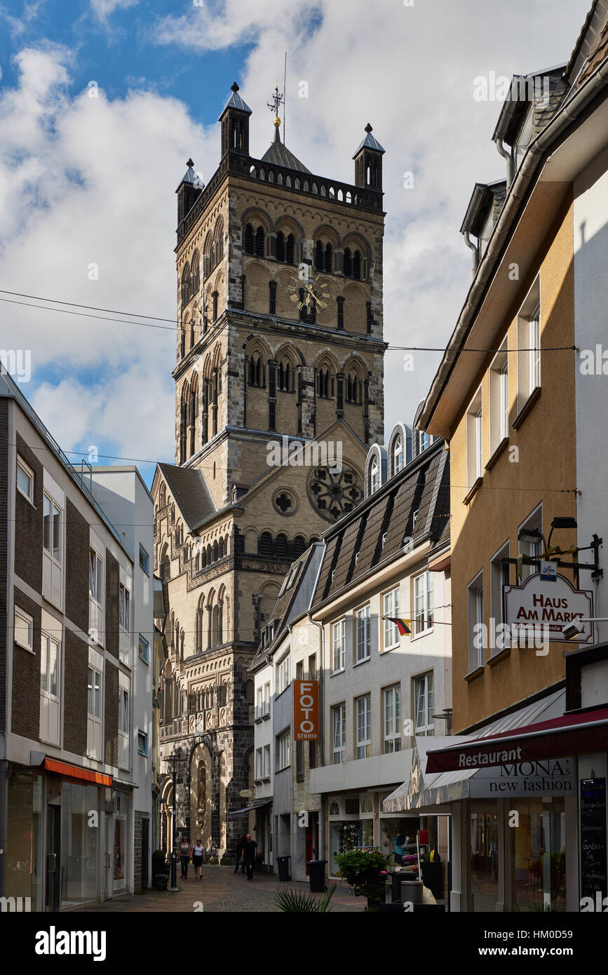NEUSS, Deutschland - 4. April 2016: Quirinus-Münster ist eine berühmte Kirche in Neuss. Stockfoto
