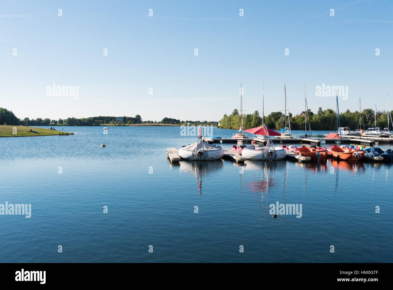 XANTEN, Deutschland - 7. September 2016: Xanten hat vielen künstlichen Seen, die Touristen und Einwohner zum Wassersport und Entspannen einladen Stockfoto